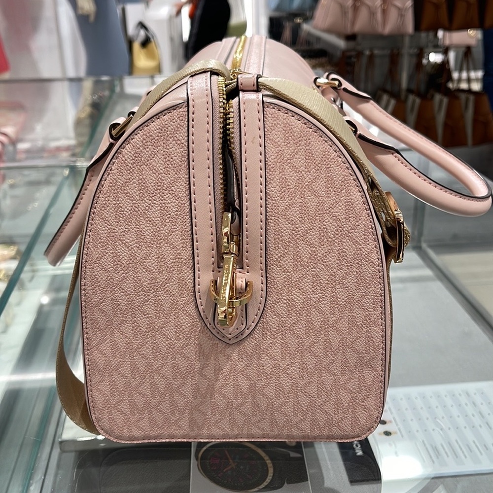 Michael Kors med Duffel Travel - Leather/Coated
Light Powder Blush
MD DUFFLE
NWT - Picture 16 of 16